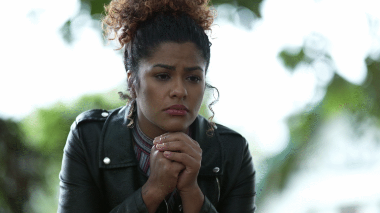 Une femme s'inquiète, elle ressent de la peur à l'idée de reprendre son travail après un burn-out